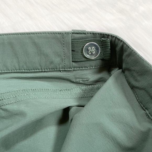 The North Face Girl’s Parker Shorts In Duck Green - Picture 3 of 7